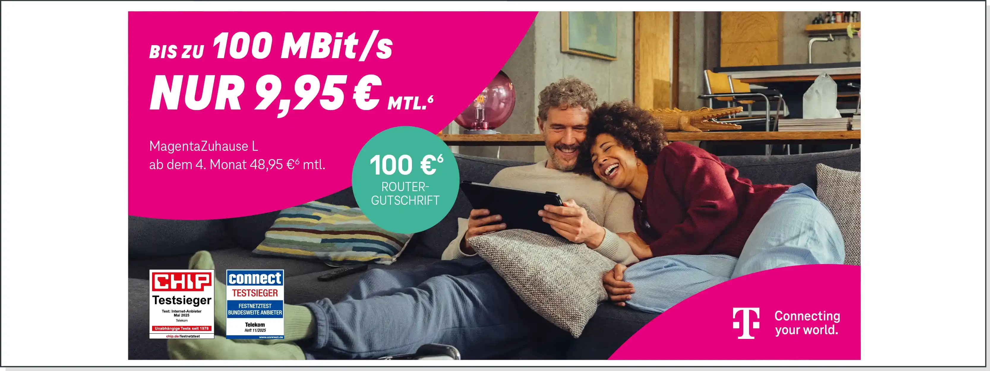 Paar entspannt auf dem Sofa mit Tablet, Telekom Werbung für schnelles Internet Zuhause.