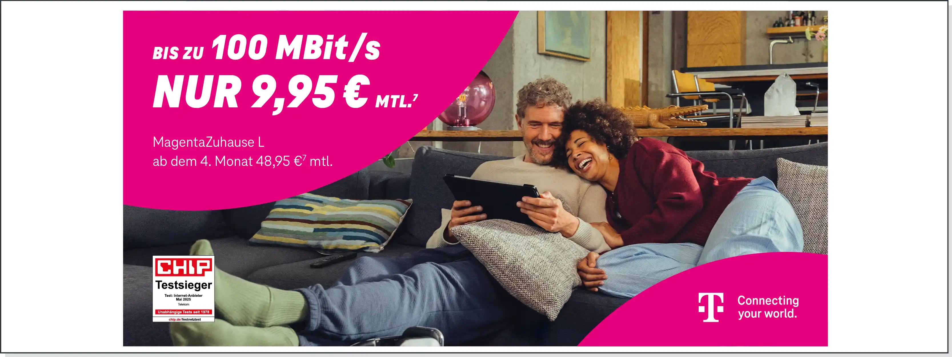 Paar entspannt auf Sofa mit Tablet, Telekom Internet Angebot mit 100 MBit/s beworben.