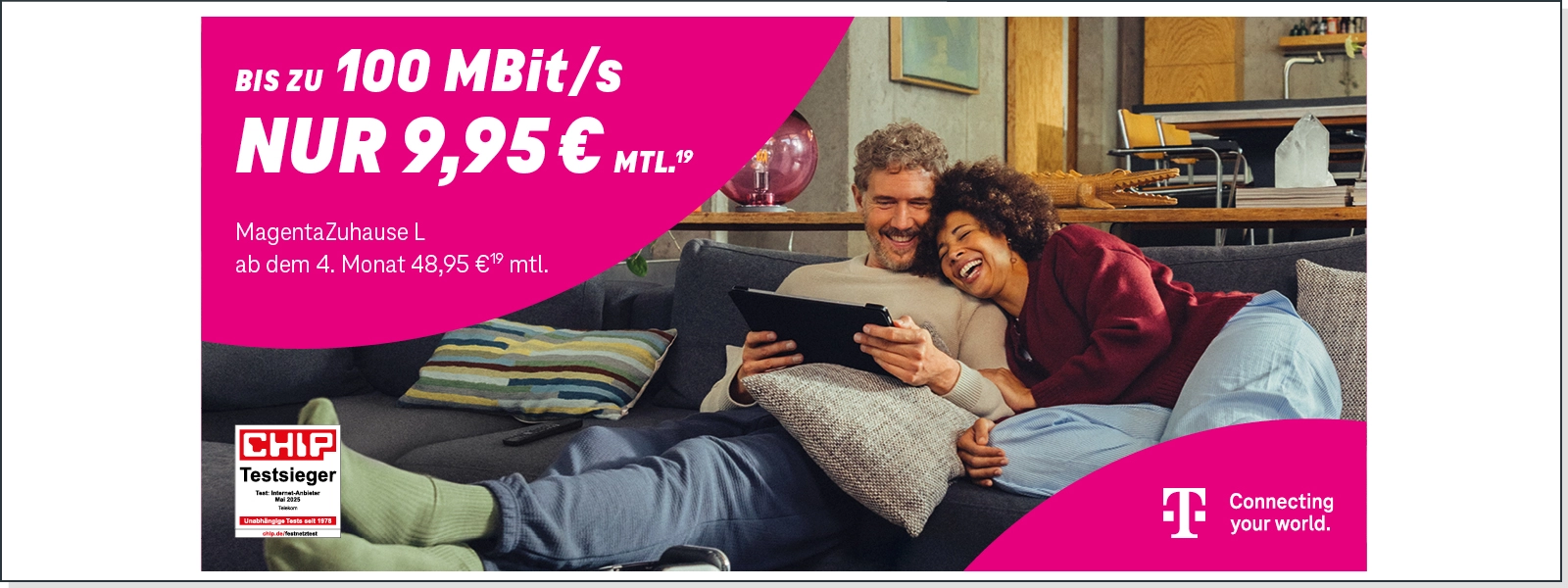 Paar auf Sofa mit Tablet, Telekom MagentaZuhause L Internet bis 100 MBit/s